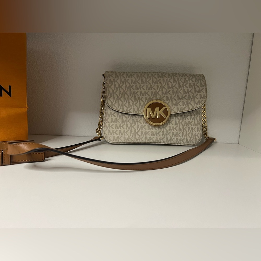 Micheal Kors crossbody